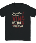 Svart t-shirt med humoristisk text "Jag åldras som ett vin – bättre med åren", med vinflaska och vinglas, perfekt som födelsedagspresent