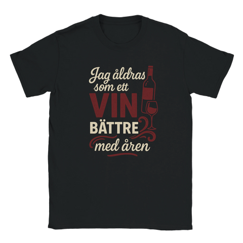 Svart t-shirt med humoristisk text "Jag åldras som ett vin – bättre med åren", med vinflaska och vinglas, perfekt som födelsedagspresent