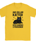 Gul t-shirt med svart text "Jag gillar katter och kanske 3 personer" och en butter tecknad katt – perfekt för kattälskare med humor och attityd