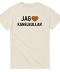 Naturvit t-shirt med svart text “Jag ❤️ Kanelbullar” och ett hjärta format som en kanelbulle – rolig fika-tröja i svensk stil.