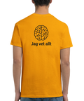 Gul t-shirt med svart ryggtryck av en hjärna och texten “Jag vet allt” – humoristisk statementtröja i unisexmodell.