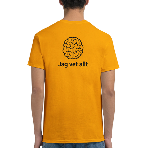 Gul t-shirt med svart ryggtryck av en hjärna och texten “Jag vet allt” – humoristisk statementtröja i unisexmodell.