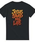 Svart t-shirt med färgstark text Jesus saved my life i orange och rött