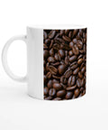 Vit kaffemugg med tryck av rostade kaffebönor över hela ytan