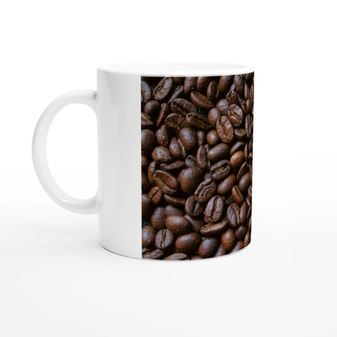 Vit kaffemugg med tryck av rostade kaffebönor över hela ytan