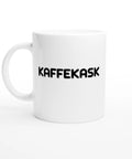 Vit mugg med svart text “KAFFEKASK” – humoristisk svensk kaffemugg