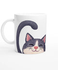 Kaffekopp med söt grå katt som ler mysigt