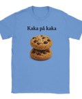 T-shirt med två chocolate chip-kakor staplade på varandra och texten "Kaka på kaka"