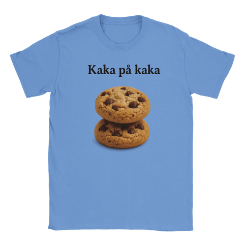 T-shirt med två chocolate chip-kakor staplade på varandra och texten "Kaka på kaka"