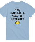 Ljusblå t-shirt med texten "KAN INNEHÅLLA SPÅR AV BITTERHET" och sur citronillustration