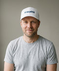 Vit keps med text Ei saa peittää