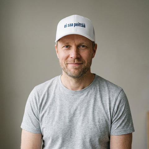 Vit keps med text Ei saa peittää