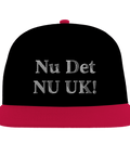 Snapback-keps med Nu Det Nuuk brodyr i silver – svart med röd skärm