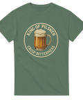 Grön t-shirt med rund badge och ölsejdel, texten ”King of Pilsner – Crisp Bitterness”.