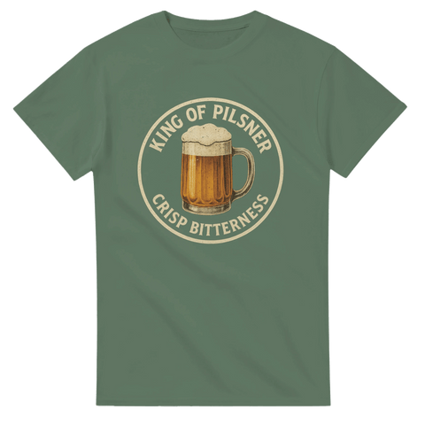 Grön t-shirt med rund badge och ölsejdel, texten ”King of Pilsner – Crisp Bitterness”.
