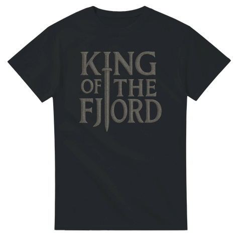 King of the Fjord t-shirt med svärd och vikingainspirerat typsnitt