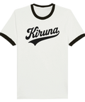 Ringer t-shirt med svart text "Kiruna" i retrostil på vit bakgrund