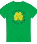 Grön t-shirt med en glad gul fyrklöver och texten Kiss Me I’m Kinda Irish