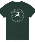 Mörkgrön t-shirt med vit urtavla och springande ren – ordvitsig “Klockren” design för jägare och naturälskare.