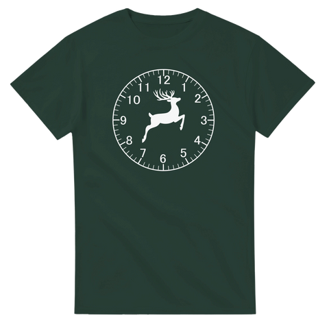 Mörkgrön t-shirt med vit urtavla och springande ren – ordvitsig “Klockren” design för jägare och naturälskare.