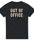 T-shirt med off-white text Out of office för kontorshumor