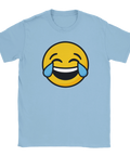 Ljusblå t-shirt med gul gråtskratts-emoji i mitten