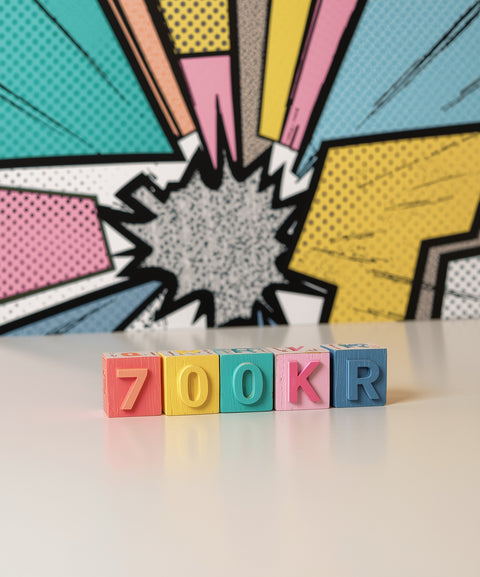Lekfulla bokstavsklossar som stavar 700kr mot en abstrakt grafisk bakgrund