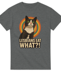 Grå t-shirt med tecknad chockad katt och texten “Lesbians eat WHAT?!”