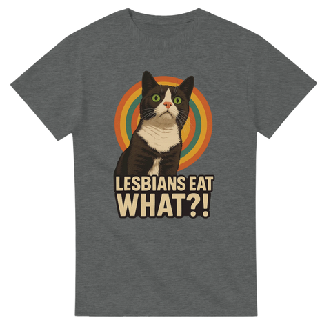 Grå t-shirt med tecknad chockad katt och texten “Lesbians eat WHAT?!”