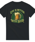 Svart öl t-shirt med sejdel och grön och guldig klassisk text Life is better with beer