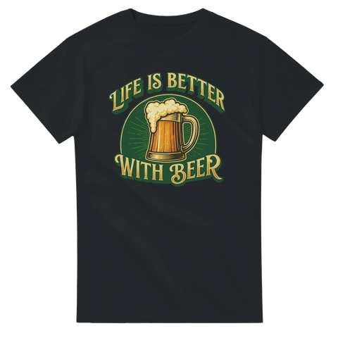 Svart öl t-shirt med sejdel och grön och guldig klassisk text Life is better with beer