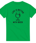 Grön t-shirt med svart text “Life Is Better With Beer” och ett stilrent ölglas – rolig och avslappnad present för ölälskare.
