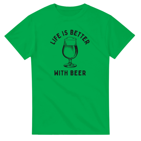 Grön t-shirt med svart text “Life Is Better With Beer” och ett stilrent ölglas – rolig och avslappnad present för ölälskare.