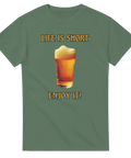 Grön t-shirt med ölglas och texten “Life is short, enjoy it!”.