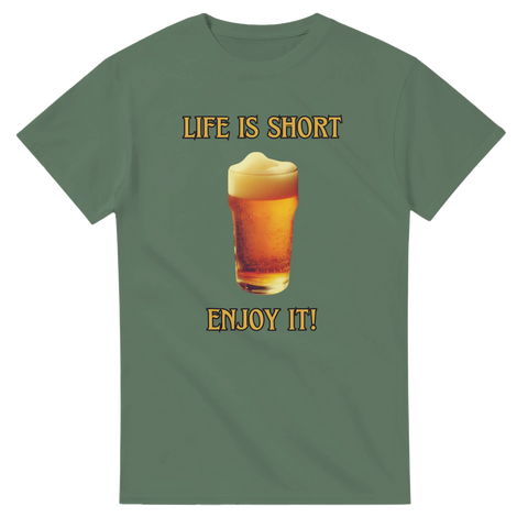 Grön t-shirt med ölglas och texten “Life is short, enjoy it!”.