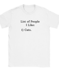 Vit t-shirt med svart text “List of People I Like: 1) Cats.” i enkel stil