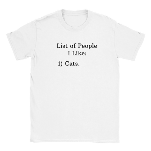 Vit t-shirt med svart text “List of People I Like: 1) Cats.” i enkel stil