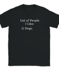 Svart t-shirt med vit text “List of People I Like: 1) Dogs.” i enkel stil