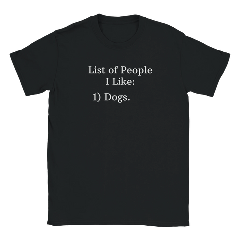 Svart t-shirt med vit text “List of People I Like: 1) Dogs.” i enkel stil