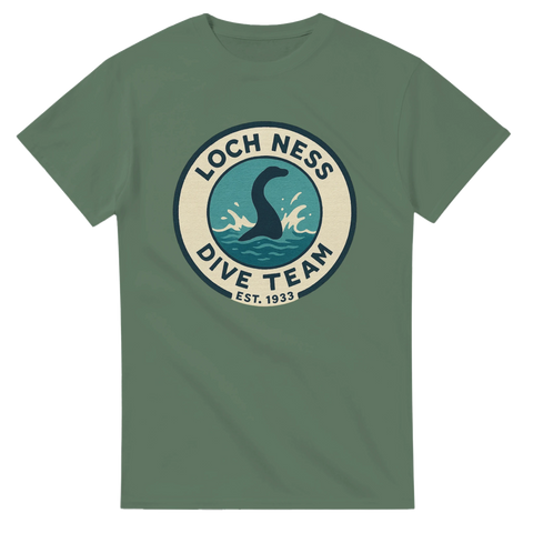Grön t-shirt med rund logotyp som visar en dykande Nessie och texten “Loch Ness Dive Team – Est. 1933”
