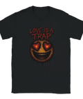 T-shirt med skräckinspirerad emoji med hjärtan och texten "Love Is a Trap"
