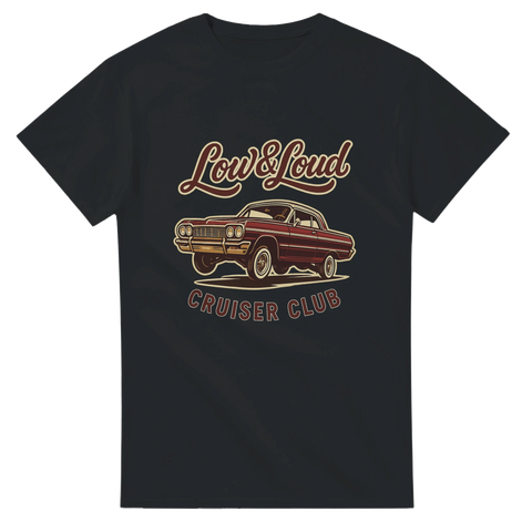Svart t-shirt med lowrider-motiv och texten Low & Loud Cruiser Club, perfekt för raggare och lowrider-fans