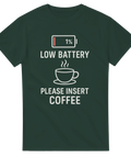 Mörkgrön t-shirt med texten “Low Battery Please Insert Coffee” och kaffekopp

