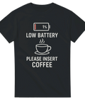 Svart t-shirt med texten “Low Battery – Please Insert Coffee”, en ikon av ett tomt batteri och en rykande kaffekopp – perfekt för morgontrötta.