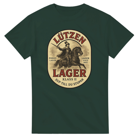 Grön t-shirt med retro öl-etikett med Gustav II Adolf och texten ”Lützen Lager – Sup till du stupar”, historiskt inspirerad design.