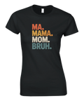 Svart t-shirt med texten “MA. MAMA. MOM. BRUH.” i retrofärgade bokstäver