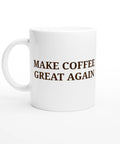 Vit mugg med brun text “Make Coffee Great Again” i klassisk stil