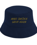 Marinblå bucket hat med gul text “Make Sweden Great Again” broderad framtill