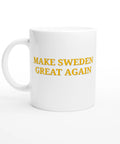 Vit mugg med guldgul text “Make Sweden Great Again” – humoristisk svensk kaffemugg