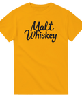 Gul t-shirt med texten "Malt Whiskey" i svart stilren font